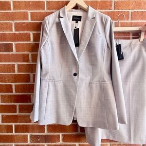 Ladies Banana Republic Light Gray Washable Wool-blend Skirt Suit. NWT